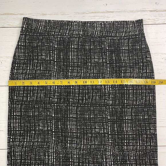 Elegant Black and White Patterned Skirt - Picture 7 of 10